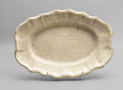 * Piatto da portata
In terracotta smaltata con fon