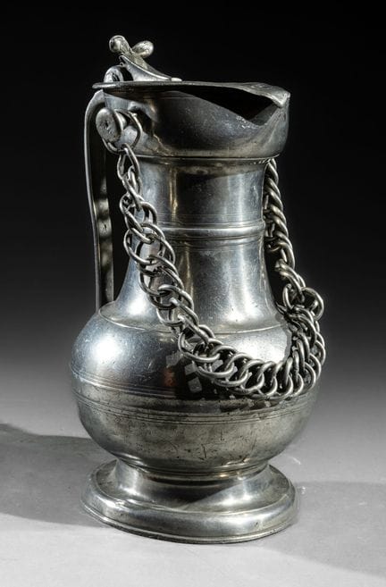 Channe
In peltro. Di forma balustre, con piede cir