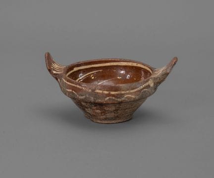 * Ciotola con manici 
In terracotta smaltata. Di f