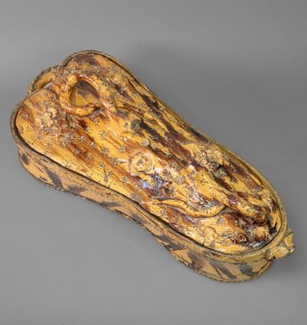 * Terrina
De loza esmaltada con fondo ocre veteado