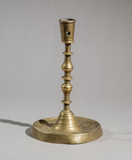 Kerzenleuchter
Aus Bronze. Durchbrochene Fassung, 