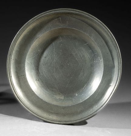 Set di due piatti
In peltro. Di forma circolare e 