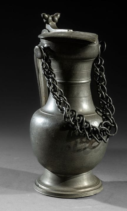 Brocca
In peltro. Di forma balustre ovoidale, con 