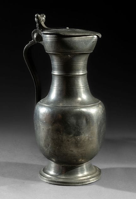 Brocca
In peltro. Di forma balustre ovoidale, con 