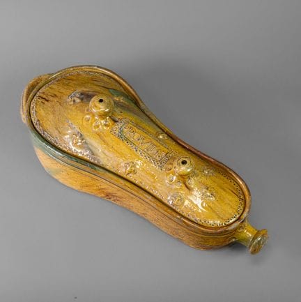 * Terrina
De terracota esmaltada con fondo amarill