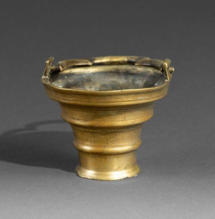 Acquasantiera da comodino 
In bronzo. Vasca tronco