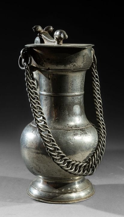 Brocca
In peltro. Di forma balustre, con piede cir