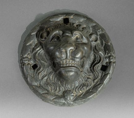 Muso di leone 
In bronzo patinato. Di forma circol
