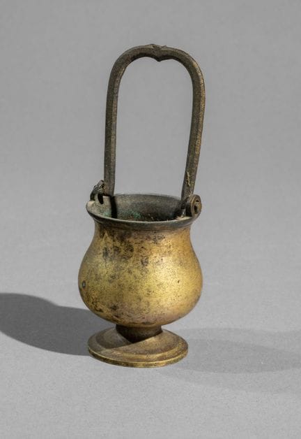 Acquasantiera-secchio da comodino
In bronzo. Vasca