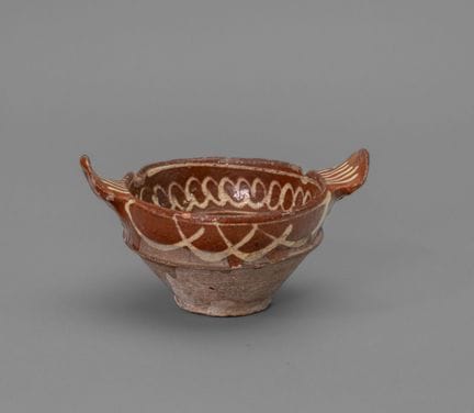* Ciotola con manici 
In terracotta smaltata. Di f