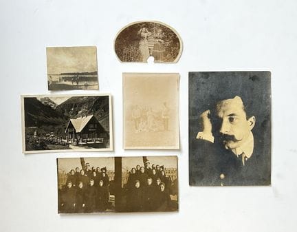Lote de 4 copias fotográficas y una postal, en las