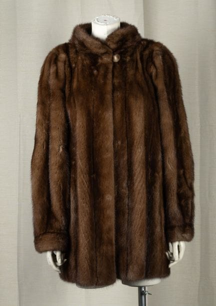YVES SAINT LAURENT FOURRURES，由JEAN FOUGEROUSE代理销售
