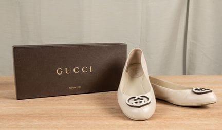 GUCCI
Par de bailarinas de piel en color blanco ro