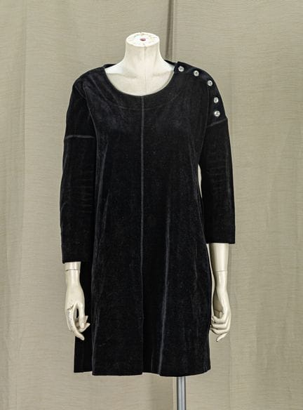SONIA RYKIEL 
黑色天鹅绒罩衫式连衣裙，圆领，3/4袖，左肩处饰有5颗仿钻石切割的装饰纽