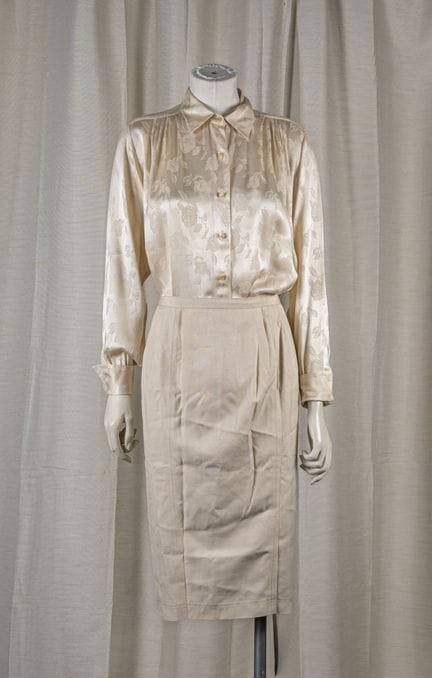 香奈儿（CHANEL），约1980年
套装包含一件米色山茶花图案的立体剪裁真丝衬衫，单排扣设计，长袖