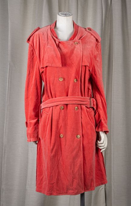 SONIA RYKIEL
粉色天鹅绒风衣，带明线缝制和毛边设计，无领，肩部有垫肩，前后均有褶裥，长袖