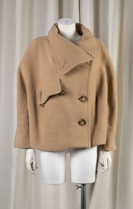 ACNE STUDIO 
米色大衣，大立领，双排扣，翻盖下有一个口袋，长袖。 
36 码
有破损、磨
