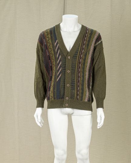 PIERRE CARDIN 
男士卡其色针织开衫，前襟绣有各式花边，呈现以勃艮第红、板岩蓝和白色为主