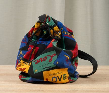YVES SAINT LAURENT 
Bolso pequeño tipo cubo con es