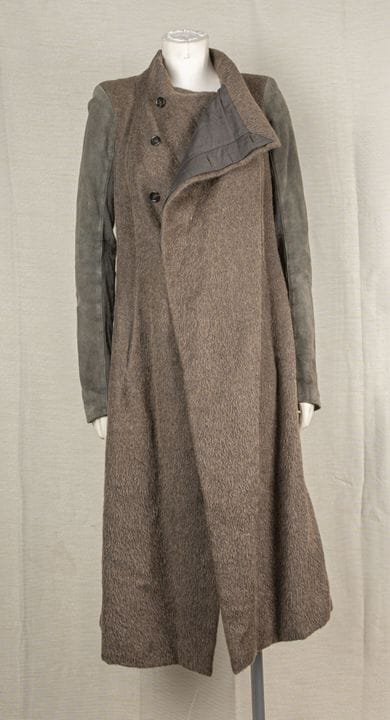 RICK OWENS 
卡其色苏里羊驼毛大衣，立领，内衬单排扣设计，配有两个麂皮垂直口袋及同色罗纹边