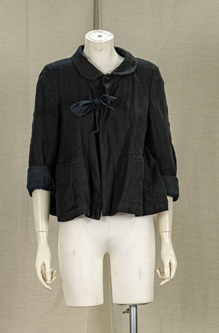 COMME DES GARCONS COMME DES GARCONS。
黑色亚麻夹克，圆领，采用两