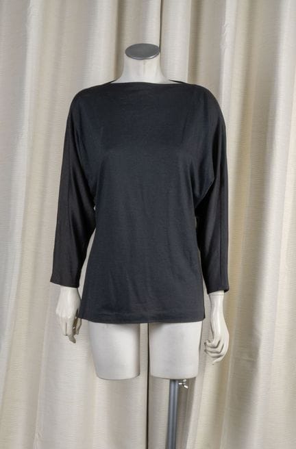 DOROTHEE BIS e.j. Jacobson 
灰色 T 恤，后幅开衩，七分蝙蝠袖。 
假定