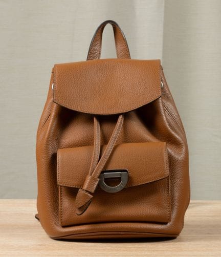 CELINE 
Mochila pequeña de piel granulada color ca