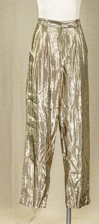 INDRESS。
金色金属丝褶裤。
推测尺码为XS。
线头外露。