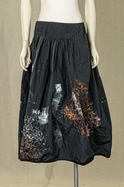 RUNDHOLZ，归属品牌。
宽松的黑色棉质长裙，印有铜色/白色宇宙花卉图案，腰部采用松紧带设计，部
