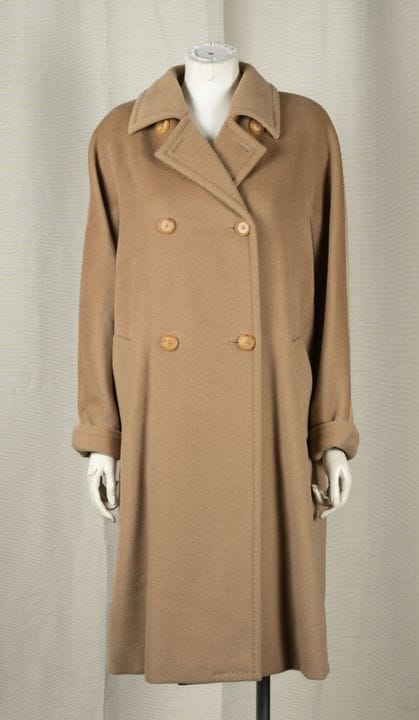 MAX MARA 编号0310/1951
驼色骆驼毛大衣，配同色系明线缝制，立领，双排扣，两个垂直口