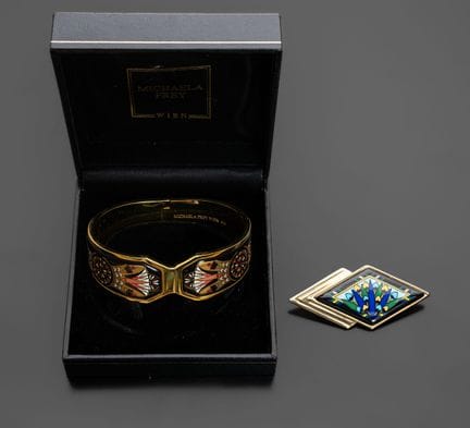 Mikaela FREY
Conjunto compuesto 
- por una pulsera