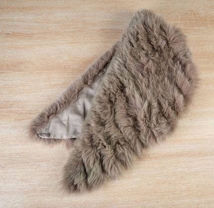 匿名 
米色毛皮可拆卸兜帽，灰褐色衬里