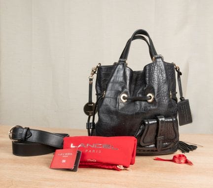 LANCEL
Bolso «Premier Flirt» de piel negra con efe