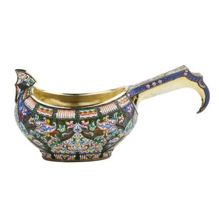 CLOISONNÉ ENAMEL
GRAND KOVCH RUSSE EN ARGENT À ÉMA