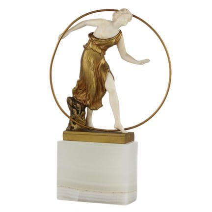 ART DECO
FEMME AU CERCEAU. SCULPTURE CHRYSÉLÉPHANT
