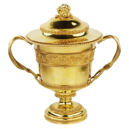 COUPE COUVERTE DE STYLE NÉOCLASSIQUE. ROBERT GARRA