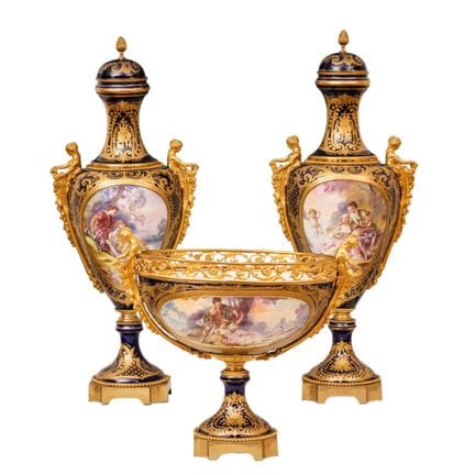 MANUFACTURE NATIONALE DE SÈVRES
GARNITURE EN PORCE