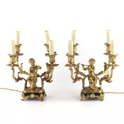 PAIRE DE CANDÉLABRES À QUATRE LUMIÈRES AUX PUTTI M