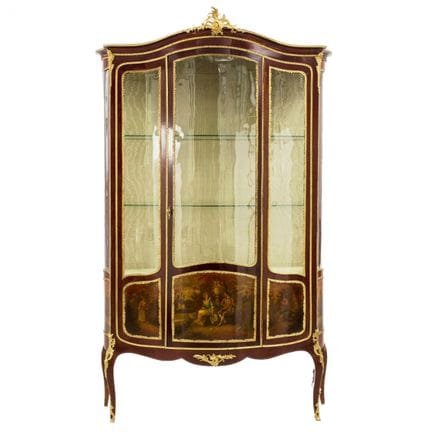 VITRINE À TROIS PORTES EN ACAJOU, ORNÉE DE PANNEAU