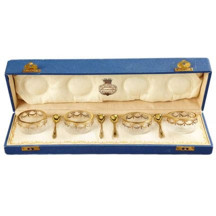 ENSEMBLE DE QUATRE SALIÈRES EN CRISTAL TAILLÉ À MO