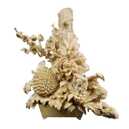 IKEBANA « FLEURS ». COMPOSITION SCULPTÉE EN OS. JA