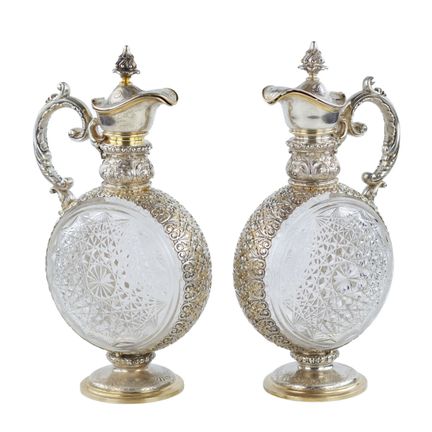 PAIRE DE CARAFES À VIN EN CRISTAL TAILLÉ MONTÉES E