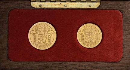 Monedas extranjeras - CHECOSLOVACIA. Estuche con 2