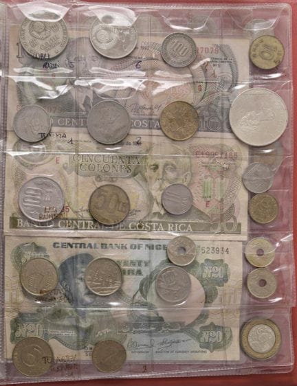 多件套装 - WORLD COINS 相册内含大约210枚20世纪的银币及合金币，另附大约50张外币