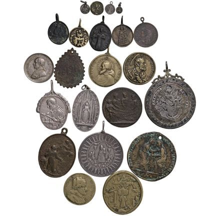 多件套装 - WORLD COINS 一套22枚祈福奖章，主要来自意大利地区，制作于17至19世纪。