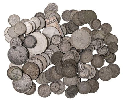 多件套装 - WORLD COINS 包含123枚19世纪和20世纪的银币，以及一枚印有维罗纳竞技场