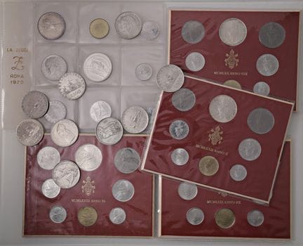 多套组合 - WORLD COINS 包含5盒法定流通年度套币和9枚银币的组合： 意大利共和国里拉币