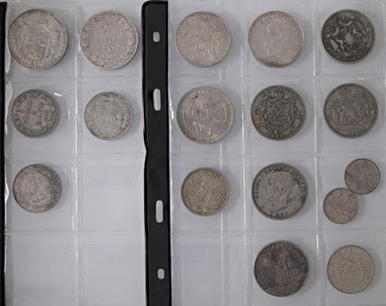 多件套装 - WORLD COINS 包含214枚银币、铜币及合金币，以及一枚19至20世纪的纪念章