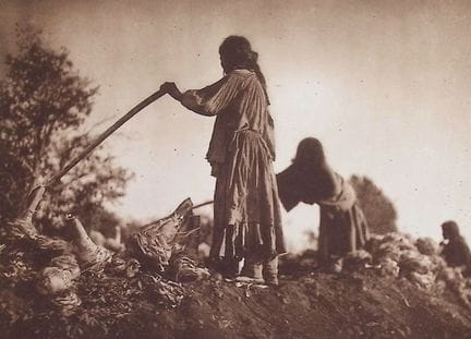 Edward Curtis - Riempiendo la fossa - Apache


Des