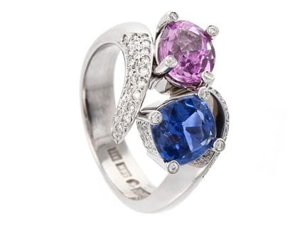 RING, 18 Karat Weißgold, Saphir im Kissenschliff c